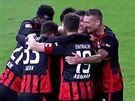 Fotbalisté Frankfurtu se radují z gólu v zápase s Herthou.