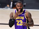 LeBron James z LA Lakers dostal v zápase s Denverem do úst.