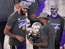 Anthony Davis (vlevo) z Los Angeles Lakers si prohlíí cenu pro vítze Západní...