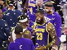 LeBron James (23) z LA Lakers se po postupové výhe baví s denverským Jeramim...