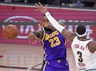LeBron James (23) z LA Lakers pihrává kolem Torreyho Craiga (3) z Denveru.