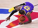 LeBron James z Los Angeles Lakers padá bhem druhého poloasu pátého utkání...