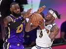 Jerami Grant (9) z Denver Nuggets najídí na ko  Los Angeles Lakers kolem...