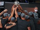 Basketbalisté Miami Heat se radují kolem trofeje pro nejlepí tým Východní...