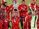 Fotbalisté Bayernu Mnichov v ele s Robertem Lewandowským (uprosted) oslavují...