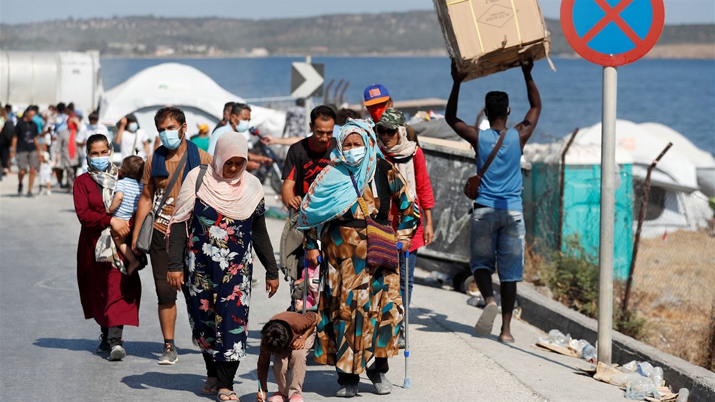 Migranti poblí� zni�eného tábora Moria na �eckém ostrov� Lesbos. (22. zá�í 2020)