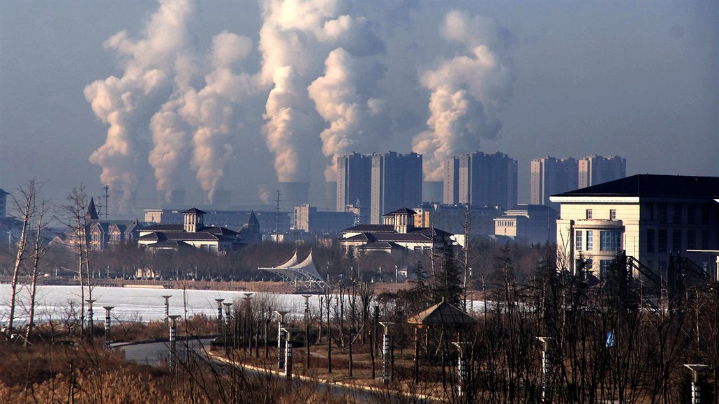 Kouř z uhelné elektrárny nad čínským městem Pin-čou