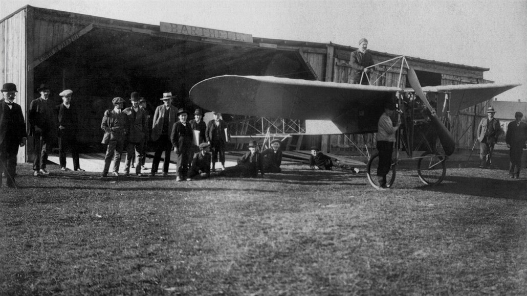 Letec Jan Kašpar (muž na letadle) se svým letadlem Blériot na letišti v...