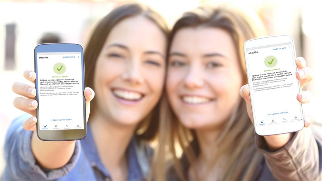 Máte aplikaci eRou�ka instalovanou ve svém telefonu? D�v�ata z fotobanky nejspí�e ano.