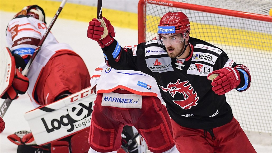 Filip Zadina (vpravo) z Tince oslavuje gól v brance Hradce Králové.