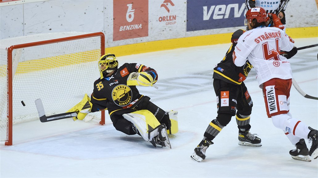 T�inecký hokejista Mat�j Stránský p�ekonává litvínovského gólmana Denise Godlu.