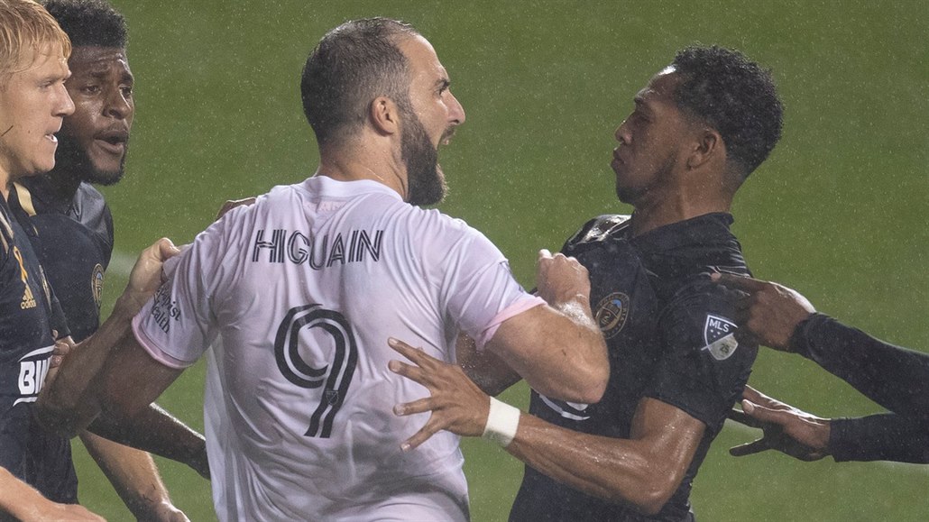 Gonzal Higuaín z Interu Miami se hádá s hrá�i Philadelphie.