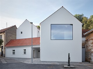 Úzká ulice v Jinonicích se v jednom místě rozšiřuje na plácek se starou studní,...