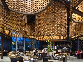 Architekti Marek Obtulovič, Nguyen Duc Trung, Mai Lan Chi Obtulovičová ze...