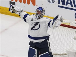 HOTOVO. Brankář Andrej Vasilevskij z Tampy si užívá triumf ve Stanley Cupu.