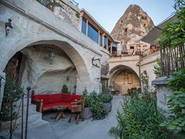 Ve skalních obydlích žili lidé před 300 až 500 lety. Hotel je v nich posledních...