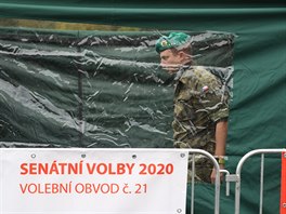 Vojáci staví na Letenské pláni v Praze stany pro takzvané drive-in stanovit,...