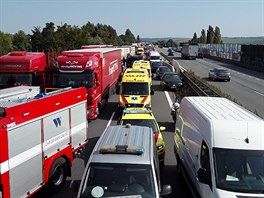 Pondělní nehoda šesti vozů na D1 u Holubic na Vyškovsku na osm hodin uzavřela...