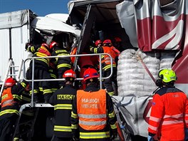 Zprávu o hromadné nehodě přijalo operační středisko hasičů v pondělí v 11.38,...