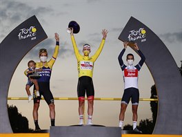 Tadej Pogaar se raduje z vítzství Tour de France. Vedle nj je druhý Primo...