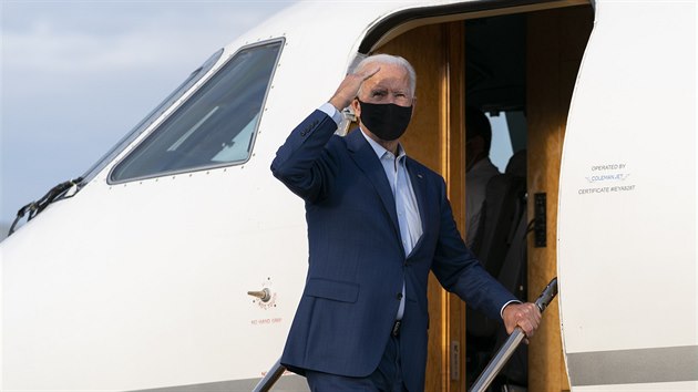 Demokratický kandidát na prezidenta Joe Biden odlétá z předvolebního shromáždění v Severní Karolíně. (23. září  2020)