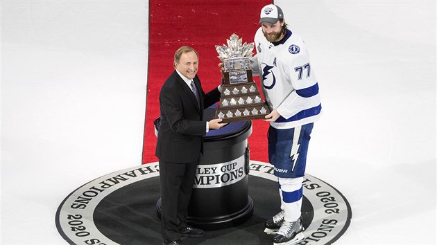 Victor Hedman z Tampy pebr Conn Smythe Trophy pro nejuitenjho hre.