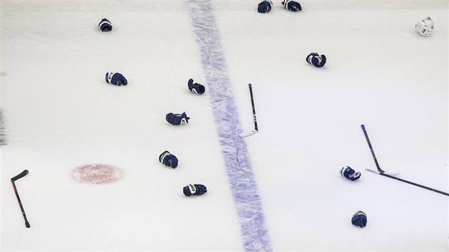 Hokejky, rukavice, helmy..vechno pry. Hokejist Tampy zahodili nin a zaali slavit zisk Stanley Cupu.