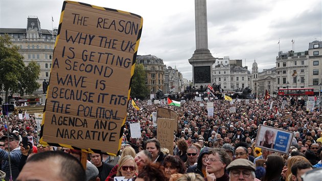 Lidé protestují na Trafalgarském náměstí v Londýně proti přísným opatřením v souvislosti s šířením koronaviru. (26. září 2020)