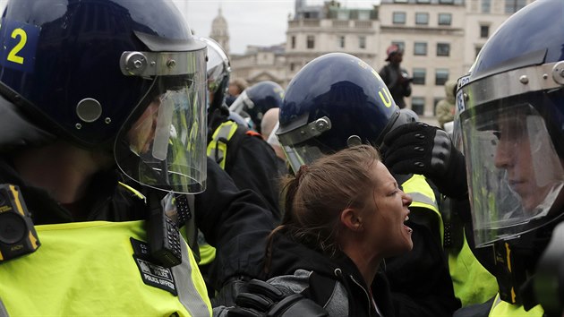 Policie zasahuje proti účastníkům demonstrace v Londýně. (26. září 2020)