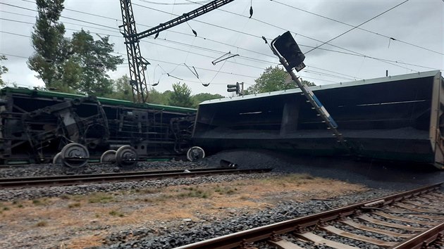 Ve stanici poiny vykolejil nkladn vlak naloen uhlm. (26. z 2020)