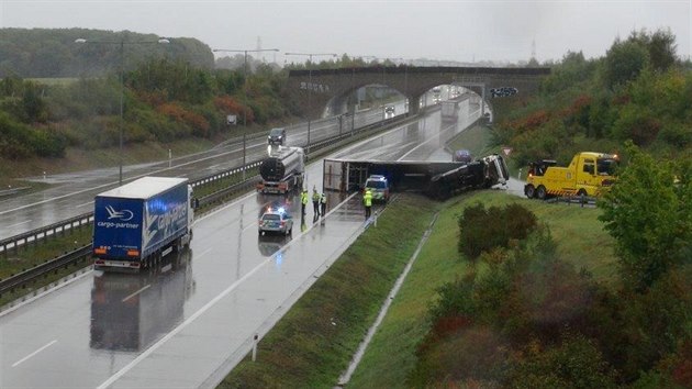 Na praskm okruhu se pevrtil kamion. (26. z 2020)