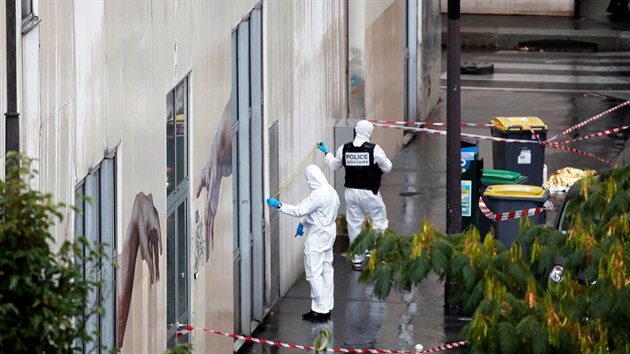 Nedaleko bývalého sídla týdeníku Charlie Hebdo napadl útočník s mačetou několik lidí. (25. září 2020)