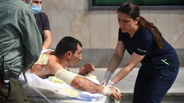 Zdravotnci oetuj civilistu, jen byl rann pi bojch mezi armnskmi a zerbjdnskmi vojsky. (27. z 2020)