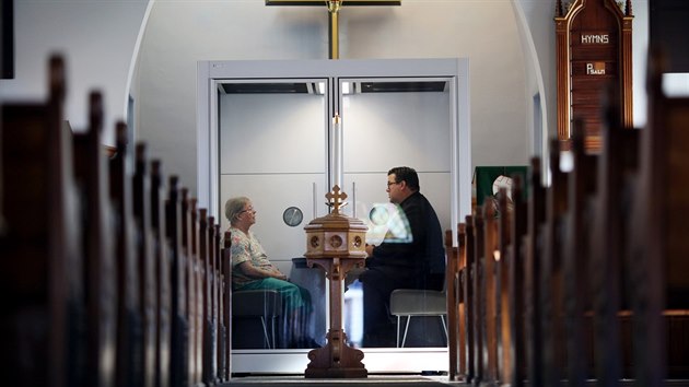 V Ottawě v jednom z kostelů zřídili „boží buňku“ ze skla, kde se mohou věřící zcela bezpečně modlit. (12. září 2020)