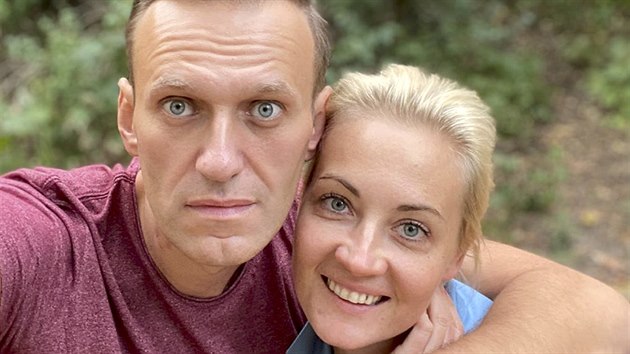 Rusk opozin vdce Alexej Navalnyj a jeho manelka Julija (25. z 2020)