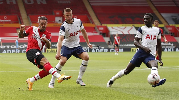 Danny Ings ze Southamptonu dává gól proti Tottenhamu, za ním je obránce Eric Dier.