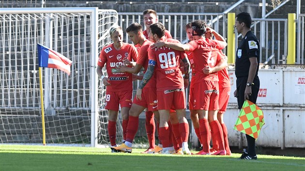 Fotbalist Brna slav vstelenou branku v utkn proti Olomouci.