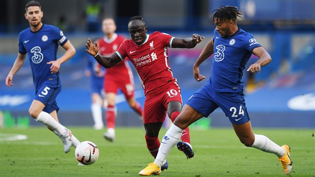 Reece James z Chelsea (vpravo) a Sadio Man z Liverpoolu v souboji o balon.