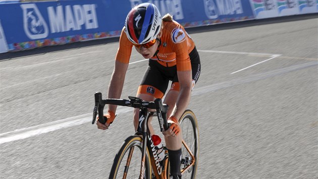 Anna van der Breggenov z Nizozemska na trati zvodu s hromadnm startem na MS v silnin cyklistice v italsk Imole