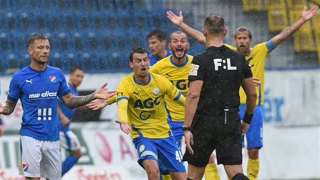 Tepličtí fotbalisté (ve žlutém) spílají sudímu za neodpískanou penaltu v utkání s Ostravou.