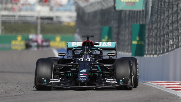 Lewis Hamilton z Mercedesu na trati bhem Velk ceny Ruska.
