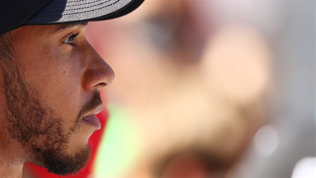 Jezdec Mercedesu Lewis Hamilton se sousted ped Velkou cenou Ruska.