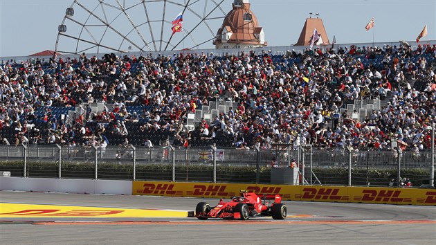 Jezdec Ferrari Charles Leclerc jede Velkou cenu Ruska.