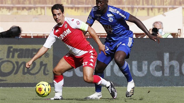 Wissam Ben Yedder (vlevo) z Monaka hraje s balonem v zpase proti trasburku.