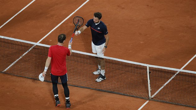 Brit Andy Murray (v červeném) gratuluje Švýcaru Stanu Wawrinkovi k postupu z prvního kola Roland Garros.