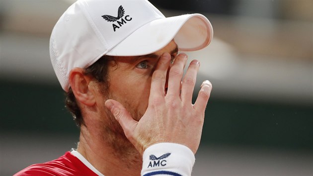 Brit Andy Murray v zpase prvnho kola Roland Garros.