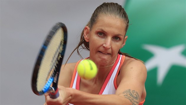 Karolna Plkov hraje mek v zpase prvnho kola Roland Garros proti Egypance Majar arfov.