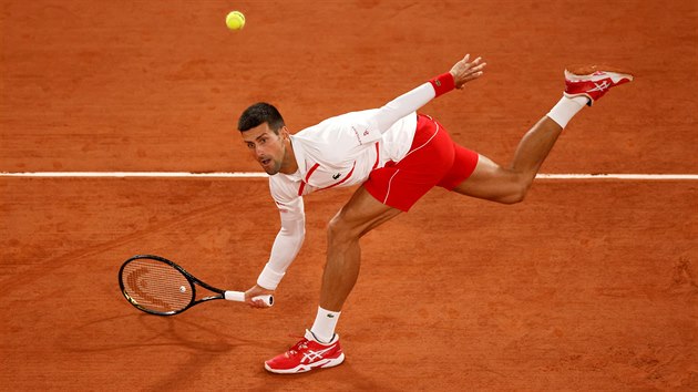 Srb Novak Djokovi v zpase prvnho kola Roland Garros.