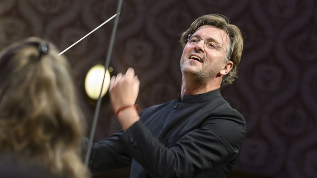 Dirigent Tom Netopil pracoval s Mladou filharmoni Dvokovy Prahy.