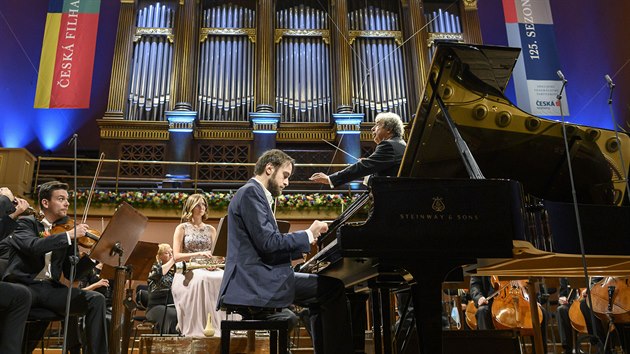Na zahajovacm koncert sezony 2020/2021 vystoupili s eskou filharmoni pod taktovkou Semjona Bykova pianista Daniil Trifonov a trumpetistka Selina Ott.